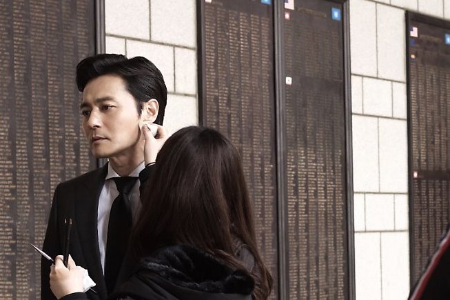 Jang Dong Gun đẹp rung động trong hậu trường phim mới