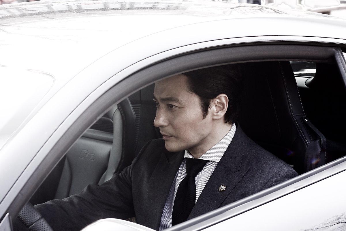 Jang Dong Gun đẹp rung động trong hậu trường phim mới