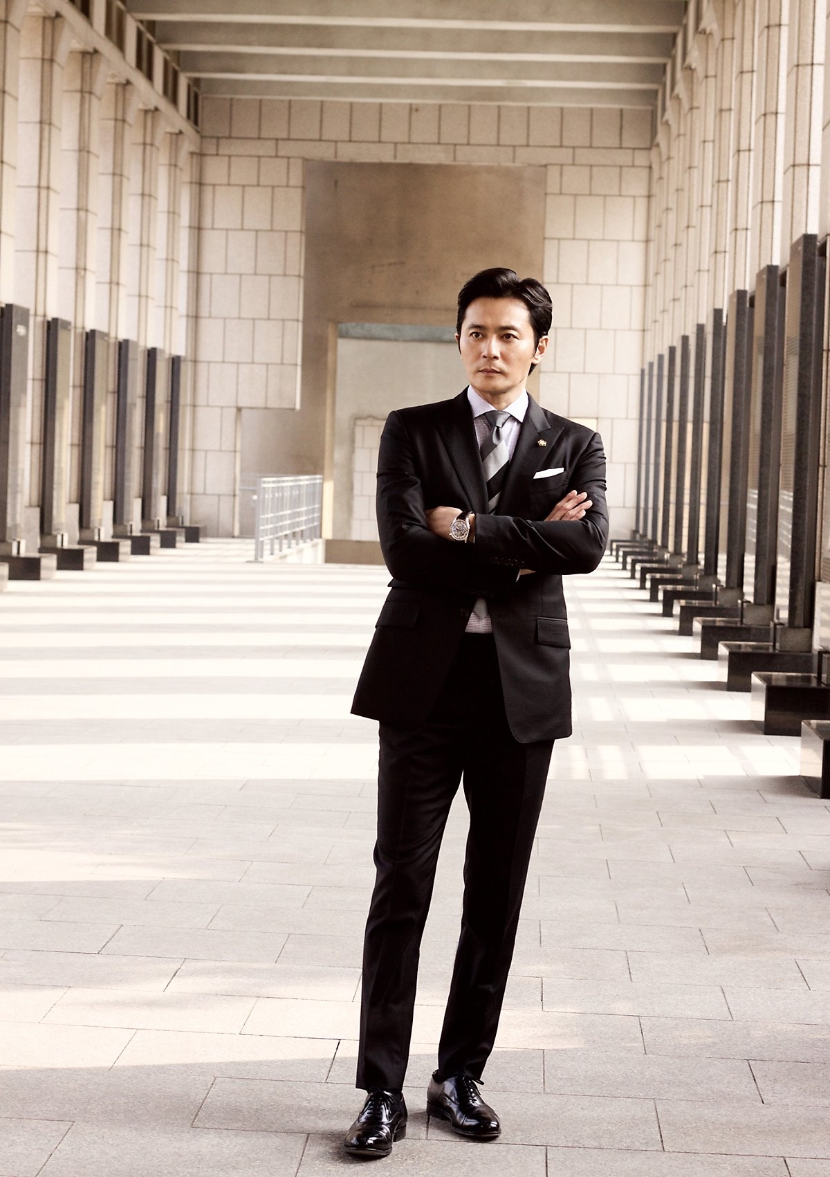 Jang Dong Gun đẹp rung động trong hậu trường phim mới