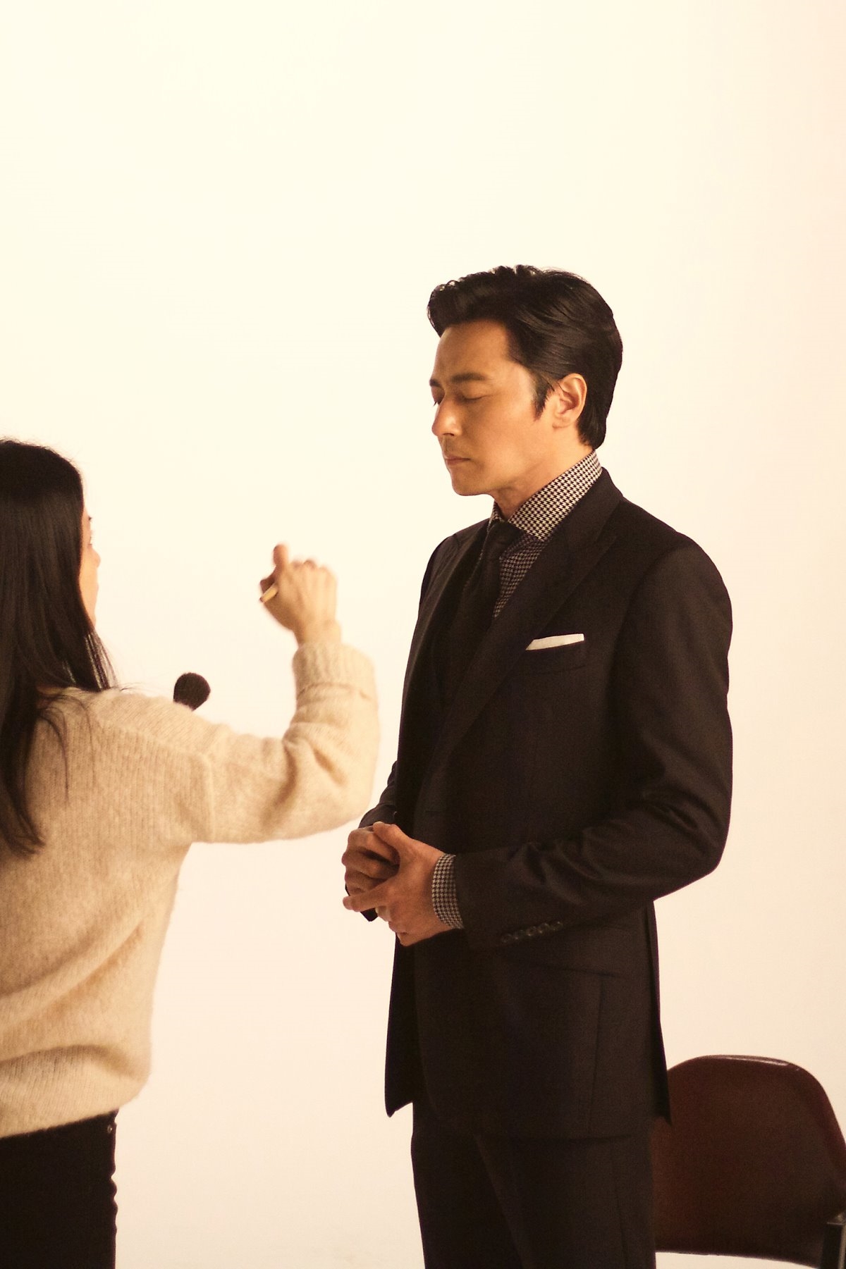 Jang Dong Gun đẹp rung động trong hậu trường phim mới