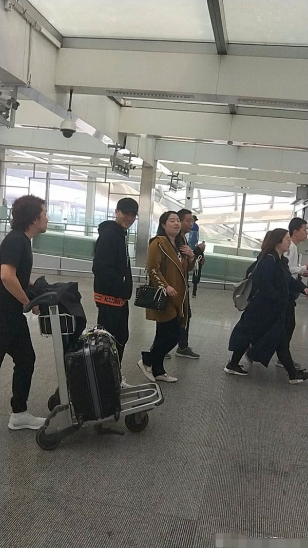 Lưu Khải Uy xuất hiện gầy rộc sau scandal của Dương Mịch