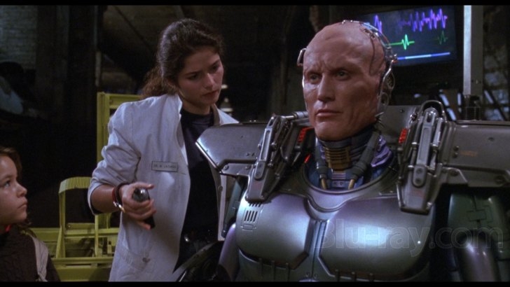 RoboCop 3 (1993): Ra đời năm 1987, RoboCop chinh phục cả người hâm mộ lẫn giới phê bình bằng cốt truyện sáng tạo và đậm tính bạo lực. Nhưng RoboCop 2(1990) là một bước lùi và khiến ngôi sao Peter Weller rời bỏ vai diễn chàng cảnh sát người máy. Đó có lẽ là quyết định sáng suốt khi RoboCop 3 còn “thê thảm” hơn thế. Đơn vị Orion Pictures phá sản trong lúc bộ phim đang được thực hiện. Để kiếm thêm tiền từ khán giả nhí, nhà sản xuất quyết định gia giảm độ bạo lực của RoboCop 3 và chuốc lấy thất bại nặng nề. 21 năm sau, đạo diễn José Padilha tái khởi động thương hiệu RoboCop, nhưng bộ phim cũng chỉ nhận được sự thờ ơ, và đến giờ vẫn chưa rõ có phần tiếp theo hay không.