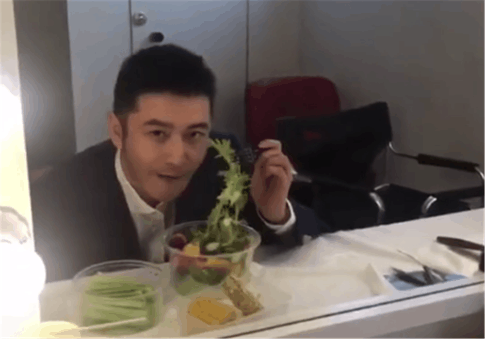 Huỳnh Hiểu Minh phải trốn trong phòng hóa trang ăn cơm một mình