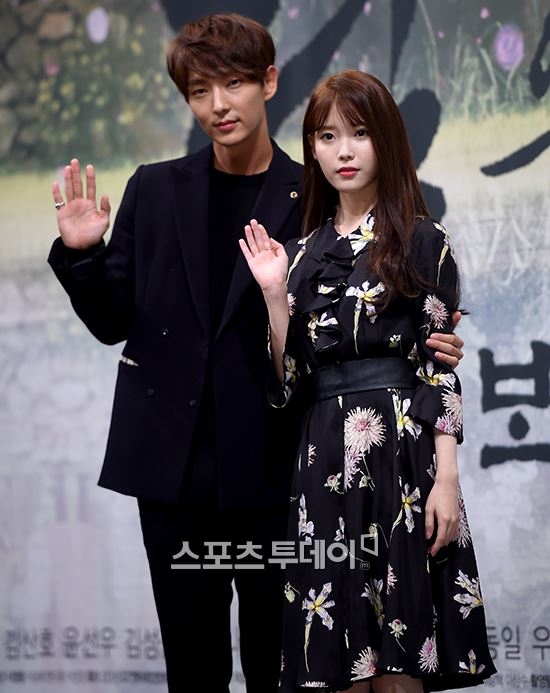 Lee Jun Ki gửi xe cà phê tới phim trường drama ủng hộ IU