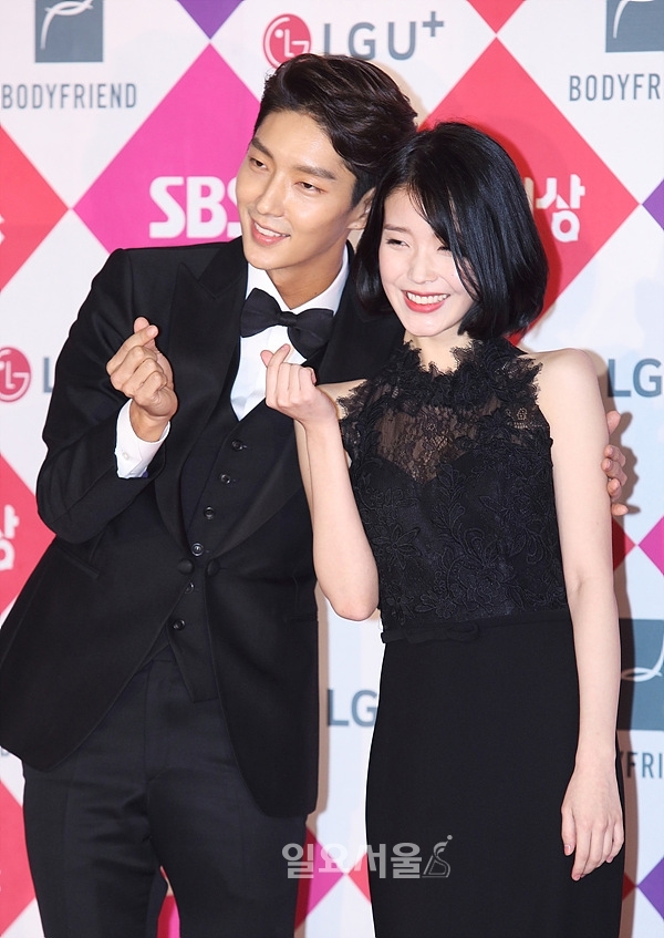 Lee Jun Ki gửi xe cà phê tới phim trường drama ủng hộ IU