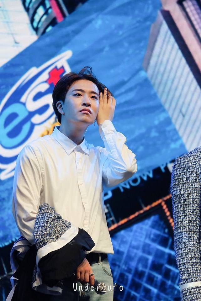Khi sao nam Kpop lau mồ hôi: Người quyến rũ, người lại gây cười