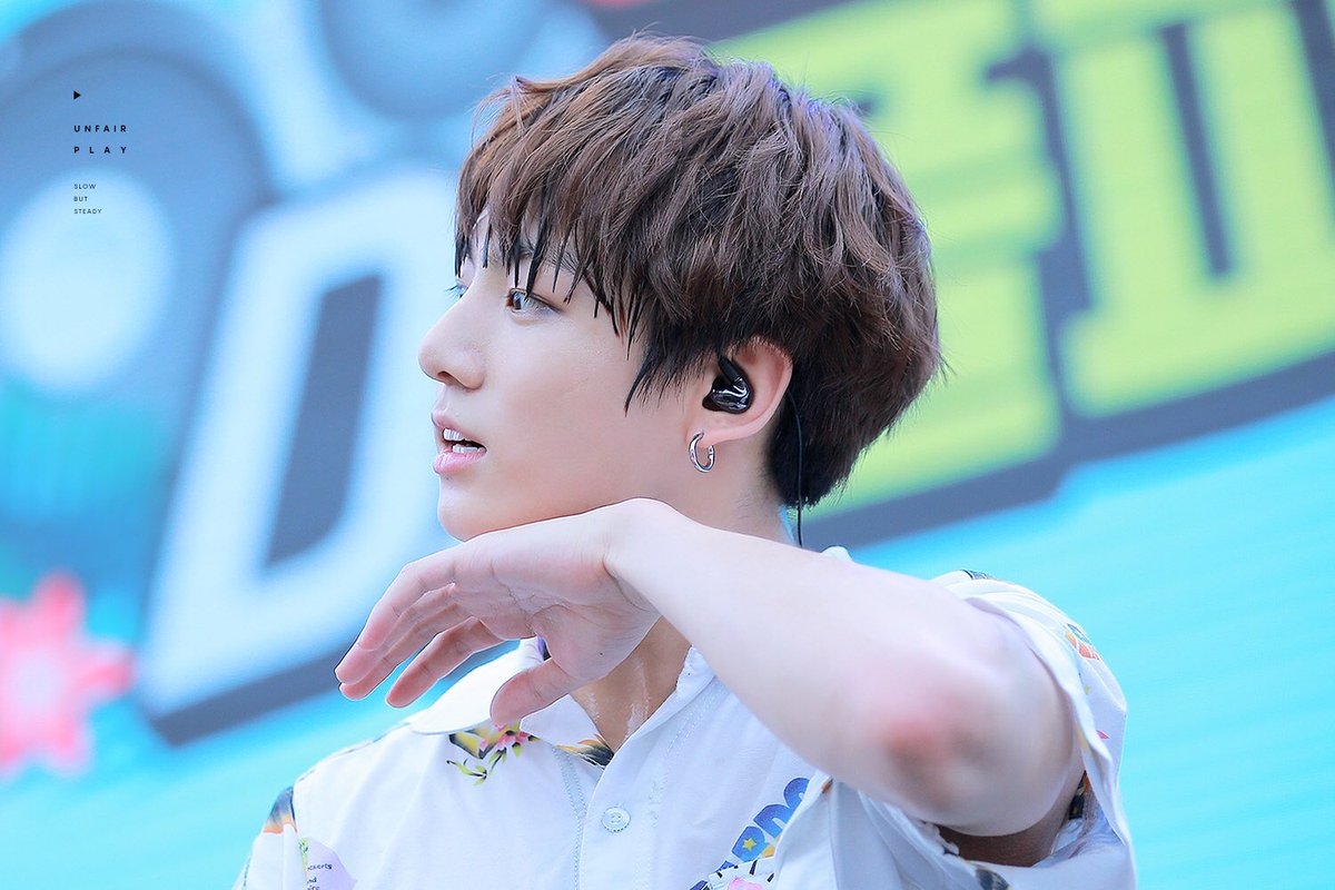 Khi sao nam Kpop lau mồ hôi: Người quyến rũ, người lại gây cười