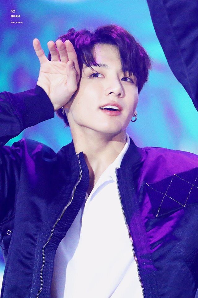 Khi sao nam Kpop lau mồ hôi: Người quyến rũ, người lại gây cười