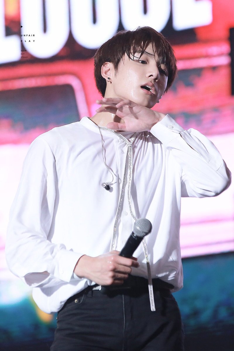 Khi sao nam Kpop lau mồ hôi: Người quyến rũ, người lại gây cười