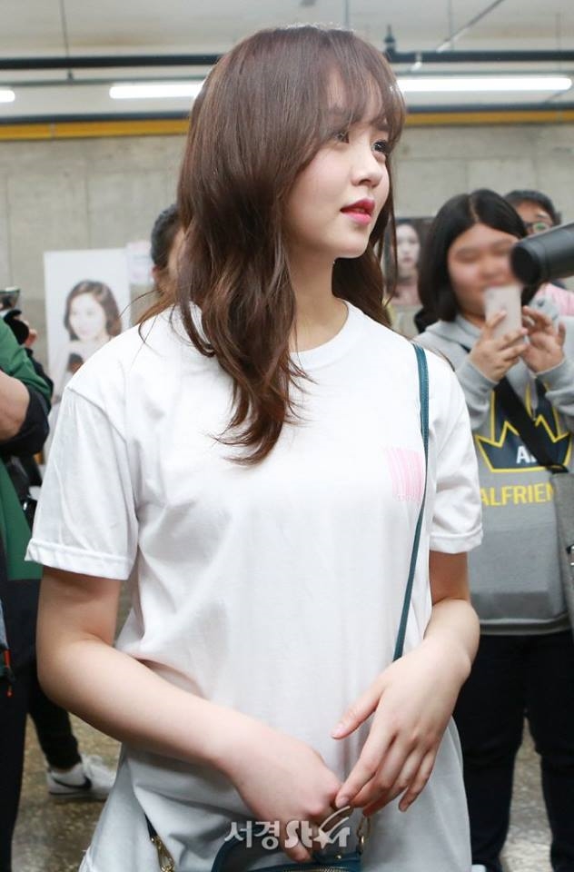 Kim So Hyun xinh đẹp xuất chúng khi đi từ thiện