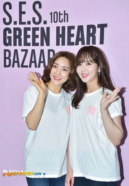 Kim So Hyun xinh đẹp xuất chúng khi đi từ thiện