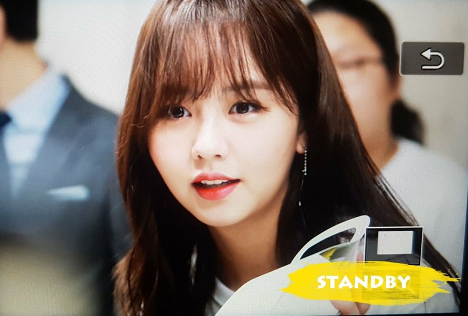 Kim So Hyun xinh đẹp xuất chúng khi đi từ thiện