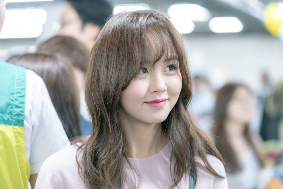 Kim So Hyun xinh đẹp xuất chúng khi đi từ thiện