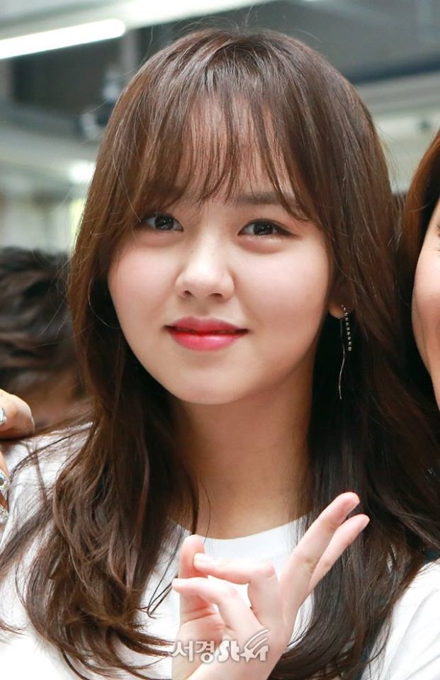 Kim So Hyun xinh đẹp xuất chúng khi đi từ thiện
