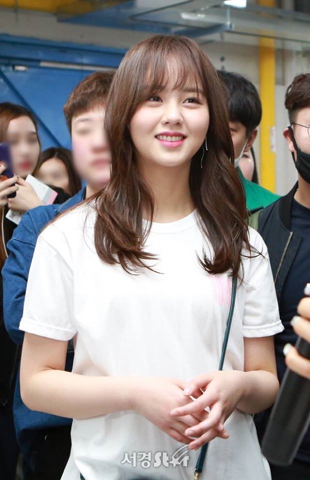 Kim So Hyun xinh đẹp xuất chúng khi đi từ thiện