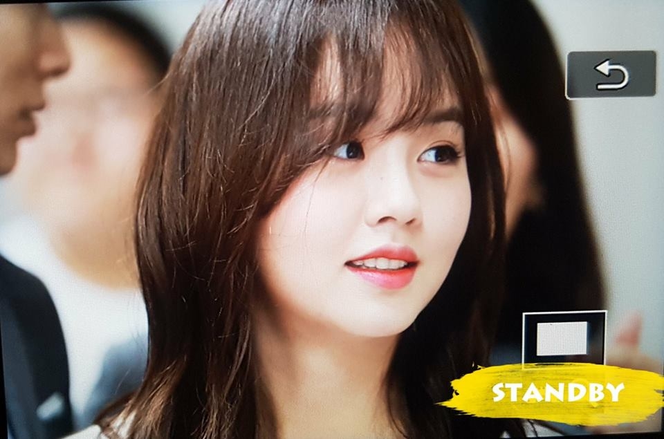 Kim So Hyun xinh đẹp xuất chúng khi đi từ thiện