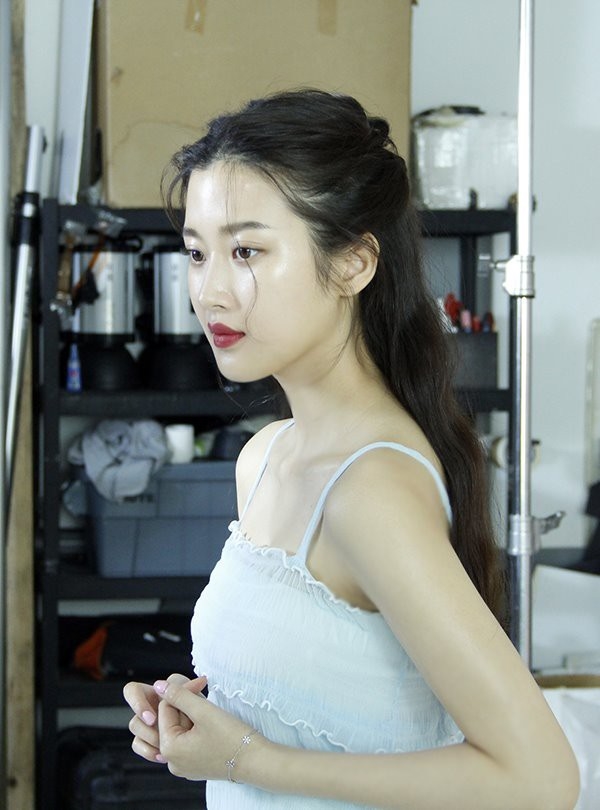 Những hình ảnh hậu trường của mỹ nhân 9x thế hệ mới - Moon Ga Young