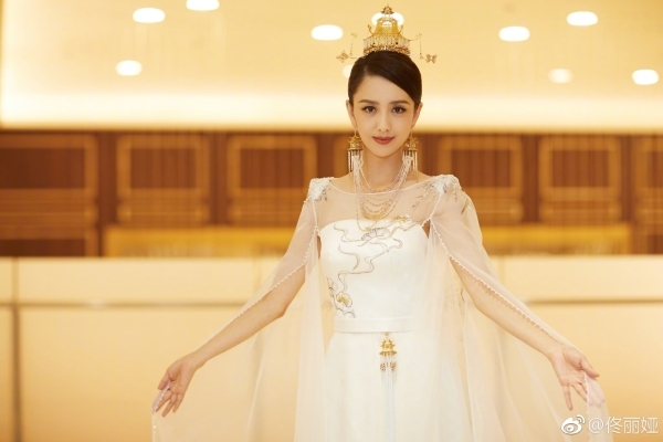 Đồng Lệ Á khiến khán giả nghẹt thở vì hóa thân nữ thần đẹp xuất sắc