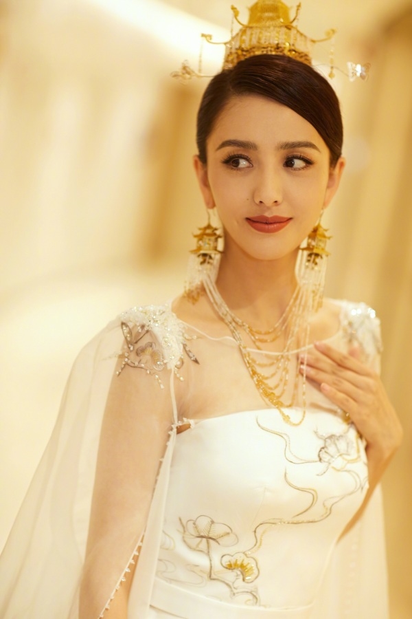 Đồng Lệ Á khiến khán giả nghẹt thở vì hóa thân nữ thần đẹp xuất sắc