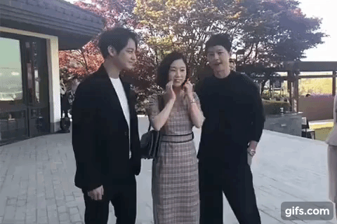 Cùng đi ăn cưới, Song Joong Ki bị chê kém sắc hơn hẳn Kim Bum