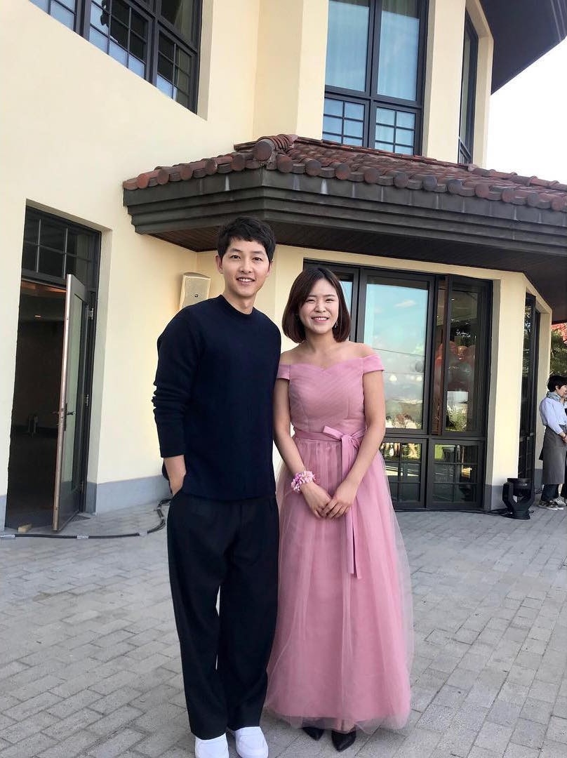 Cùng đi ăn cưới, Song Joong Ki bị chê kém sắc hơn hẳn Kim Bum
