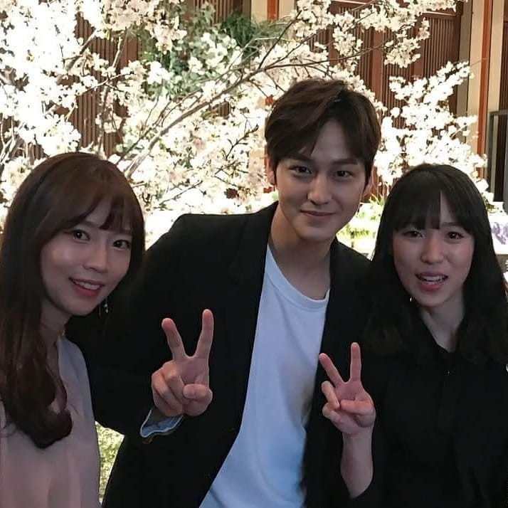 Cùng đi ăn cưới, Song Joong Ki bị chê kém sắc hơn hẳn Kim Bum