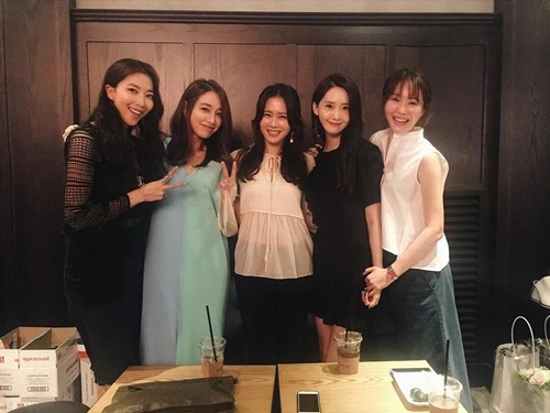 Đến Yoona cũng có mặt trong hội bạn thân "quyền lực' của Son Ye Jin