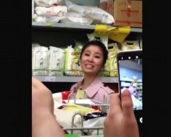 Lâm Tâm Như lại gây bão vì vụng về đi siêu thị