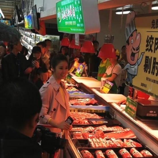 Lâm Tâm Như lại gây bão vì vụng về đi siêu thị