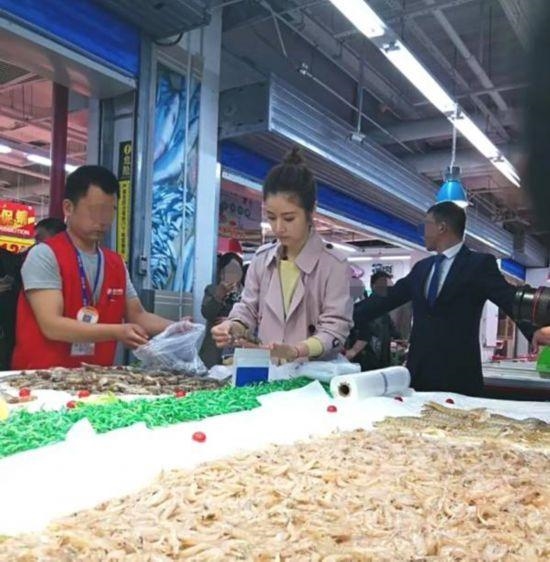 Lâm Tâm Như lại gây bão vì vụng về đi siêu thị