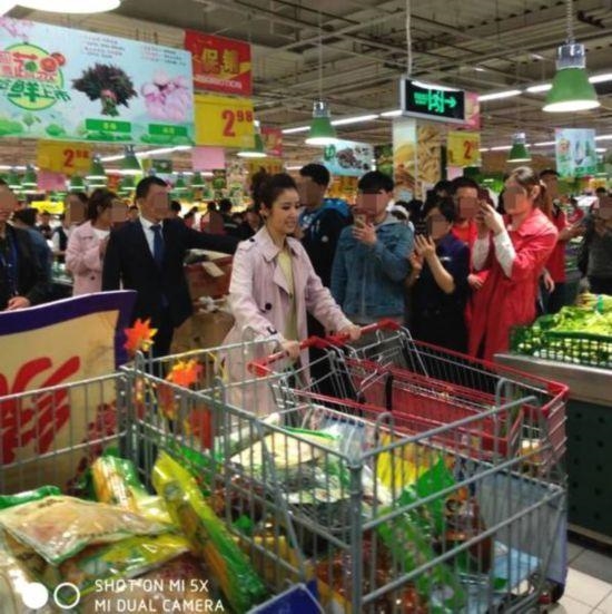 Lâm Tâm Như lại gây bão vì vụng về đi siêu thị