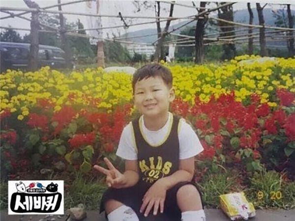 Những bức hình hồi bé yêu muốn xỉu của các nhóm trưởng Kpop
