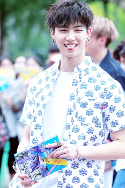 Những bức hình hồi bé yêu muốn xỉu của các nhóm trưởng Kpop