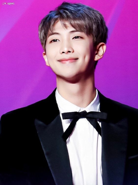 Những bức hình hồi bé yêu muốn xỉu của các nhóm trưởng Kpop
