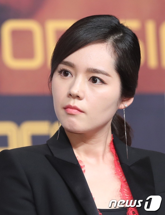 Han Ga In xinh đẹp rạng ngời trong họp báo drama mới trở lại sau 6 năm