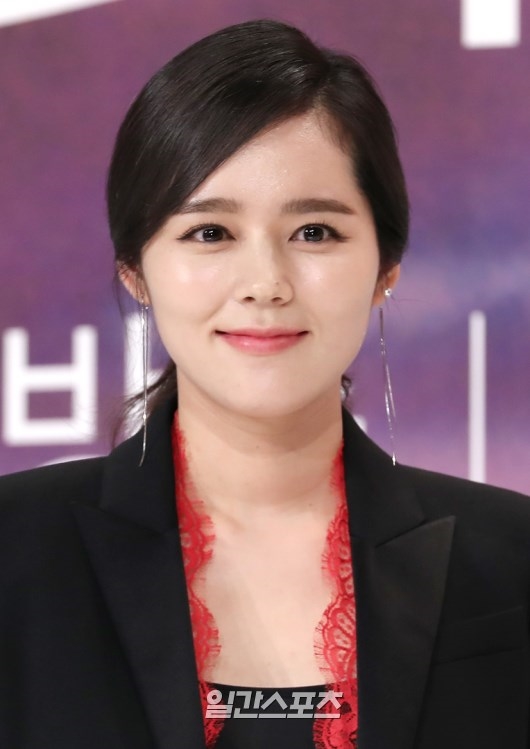 Han Ga In xinh đẹp rạng ngời trong họp báo drama mới trở lại sau 6 năm