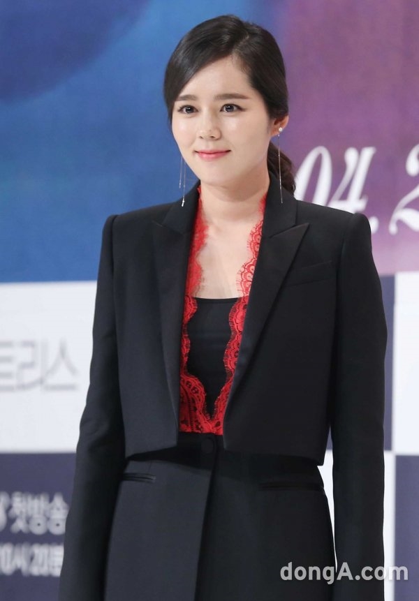 Han Ga In xinh đẹp rạng ngời trong họp báo drama mới trở lại sau 6 năm