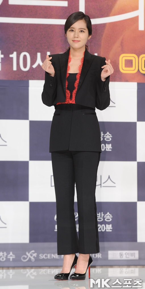 Han Ga In xinh đẹp rạng ngời trong họp báo drama mới trở lại sau 6 năm