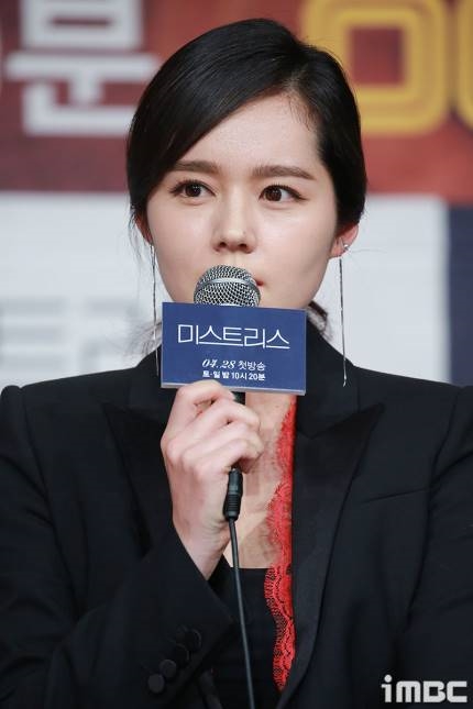 Han Ga In xinh đẹp rạng ngời trong họp báo drama mới trở lại sau 6 năm