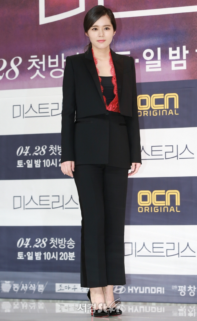 Han Ga In xinh đẹp rạng ngời trong họp báo drama mới trở lại sau 6 năm