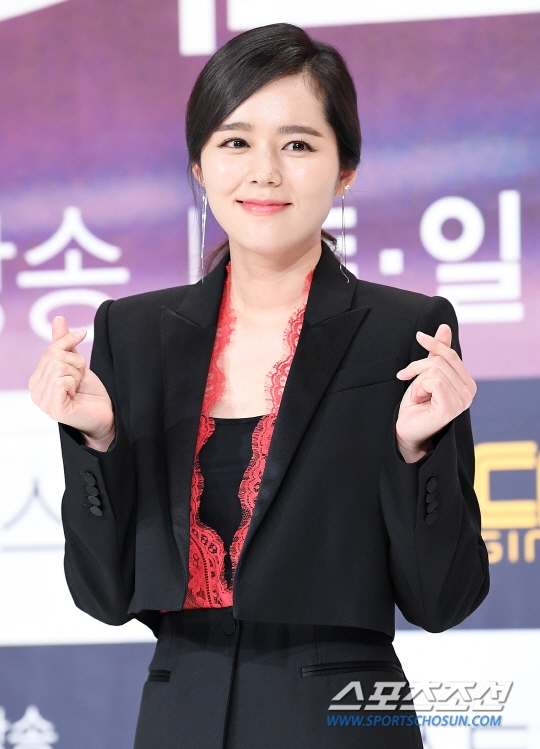Han Ga In xinh đẹp rạng ngời trong họp báo drama mới trở lại sau 6 năm