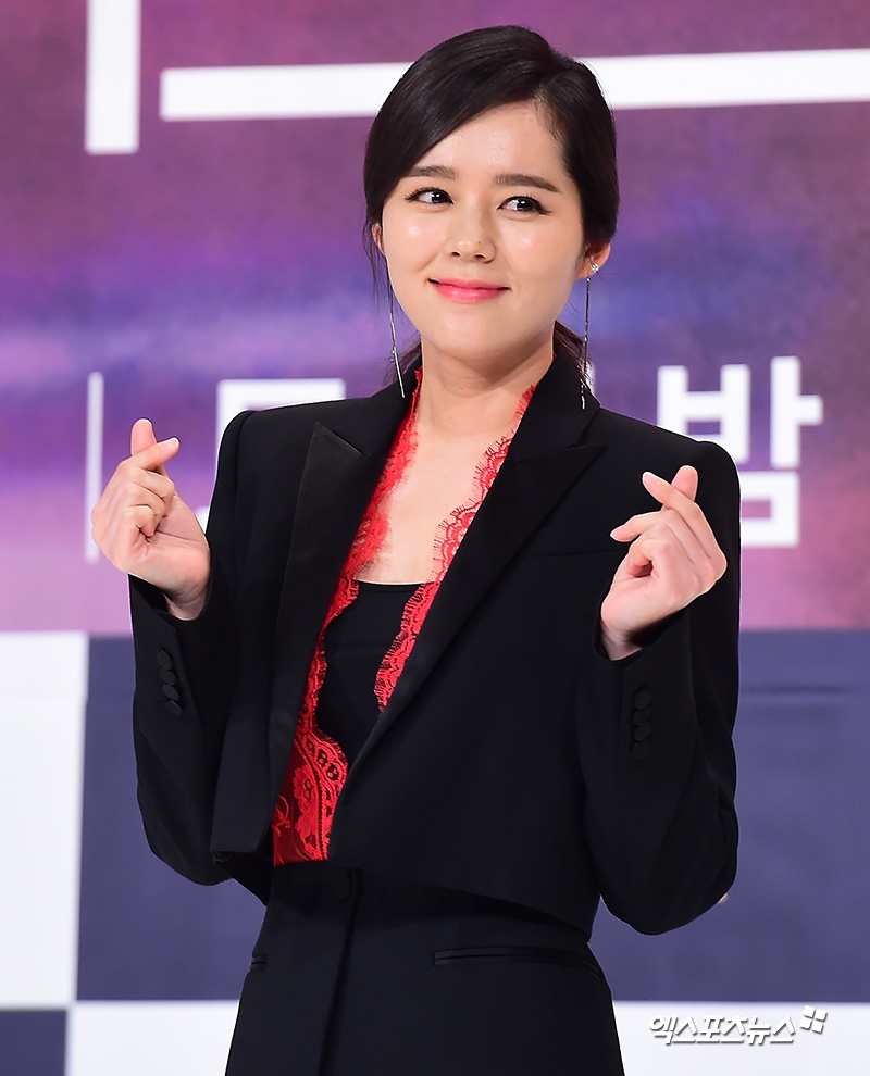 Han Ga In xinh đẹp rạng ngời trong họp báo drama mới trở lại sau 6 năm