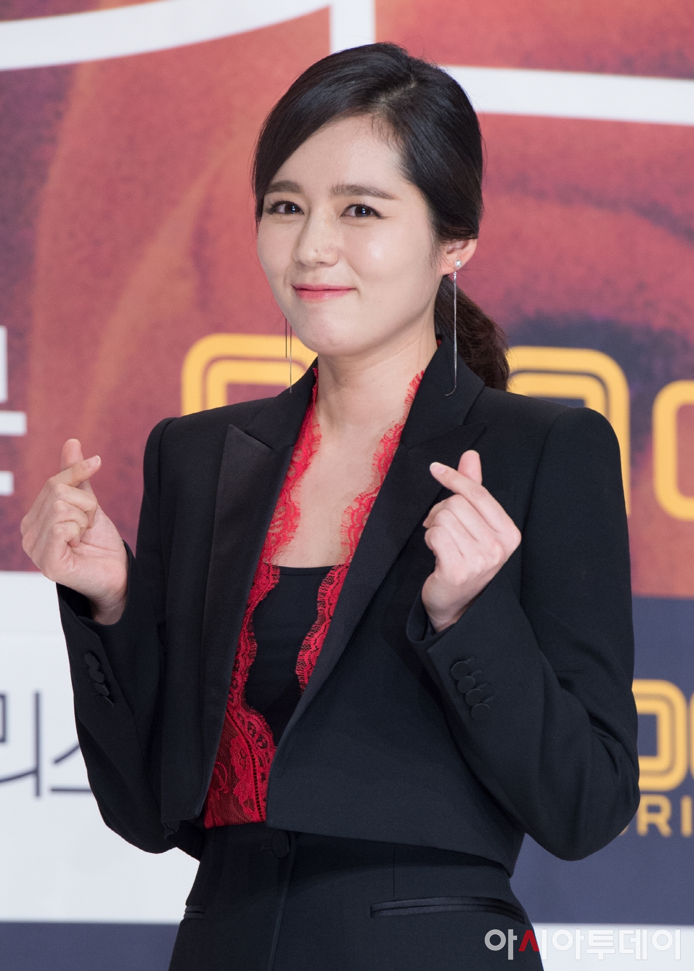 Han Ga In xinh đẹp rạng ngời trong họp báo drama mới trở lại sau 6 năm