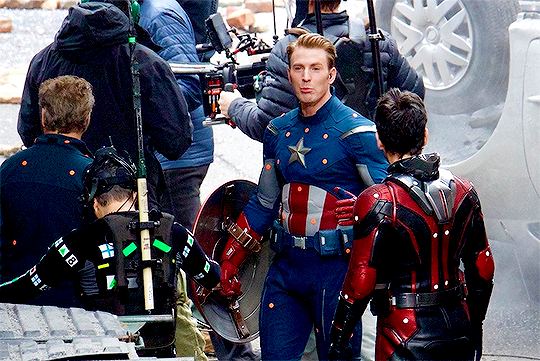 Hậu trường của Avengers 4 cho thấy các siêu anh hùng sẽ trở về quá khứ