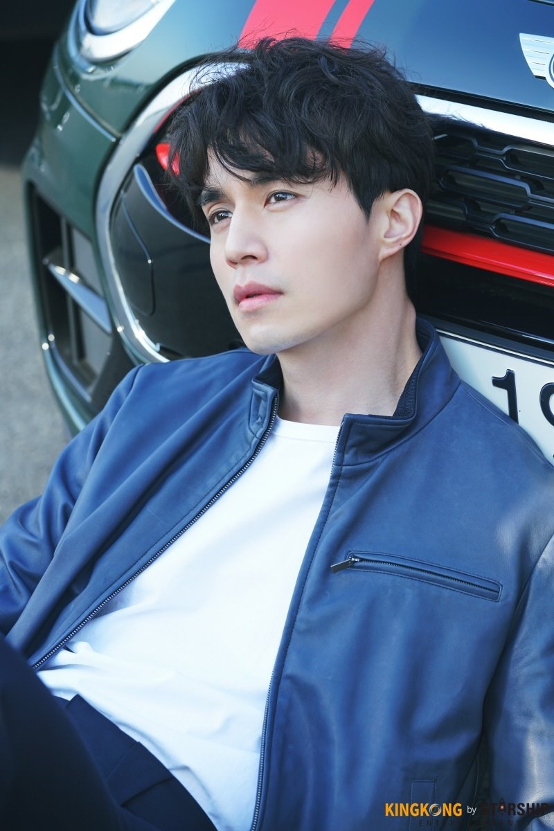 Lee Dong Wook điển trai và lịch lãm trong bộ ảnh tạp chí mới