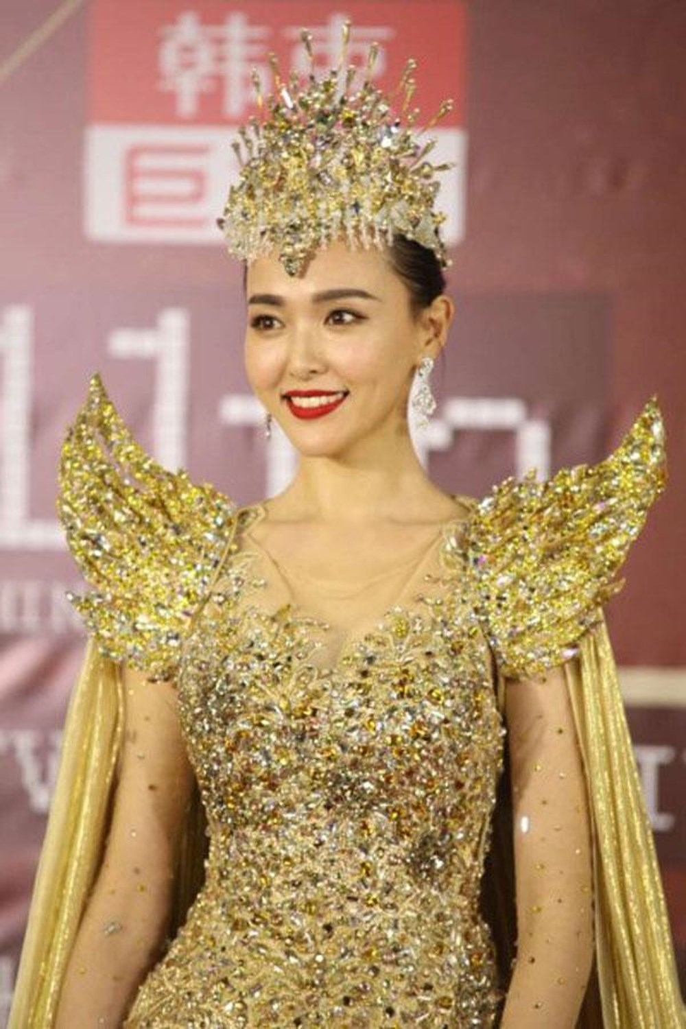 Địch Lệ Nhiệt Ba, Quan Hiểu Đồng tranh ngôi nữ thần Kim Ưng 2018