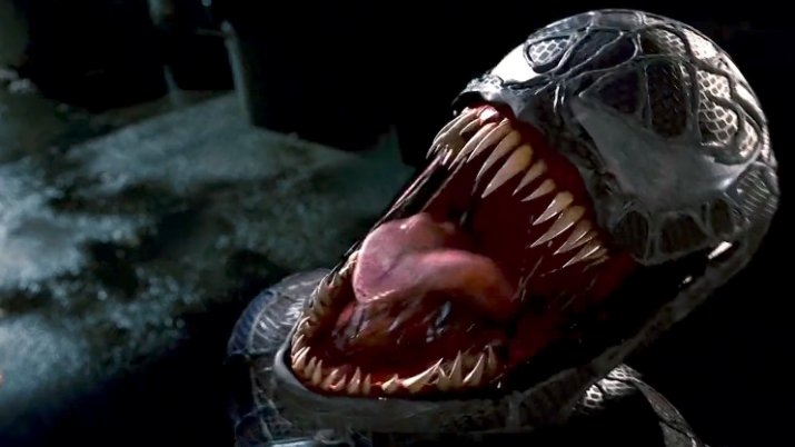 Trong Spider-Man 3 lưỡi vẫn còn ngắn ngắn thế này thôi mà vào Venom đã "tiến hóa" dài ngoằng ra rồi