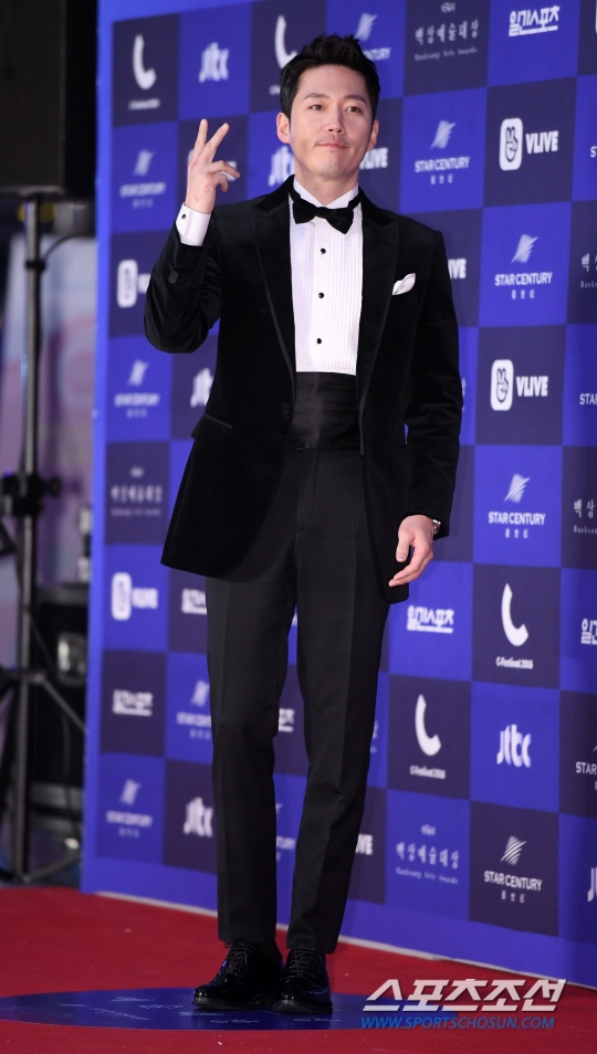 Dàn sao trên thảm đỏ lễ trao giải Baeksang 2018