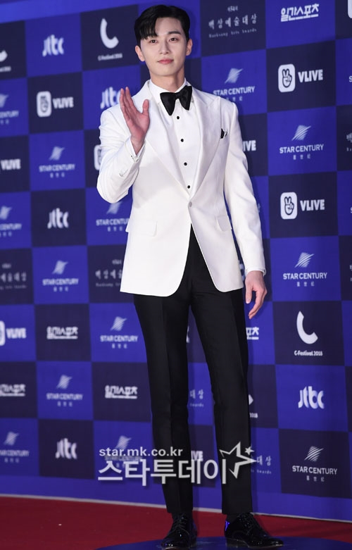 Dàn sao trên thảm đỏ lễ trao giải Baeksang 2018