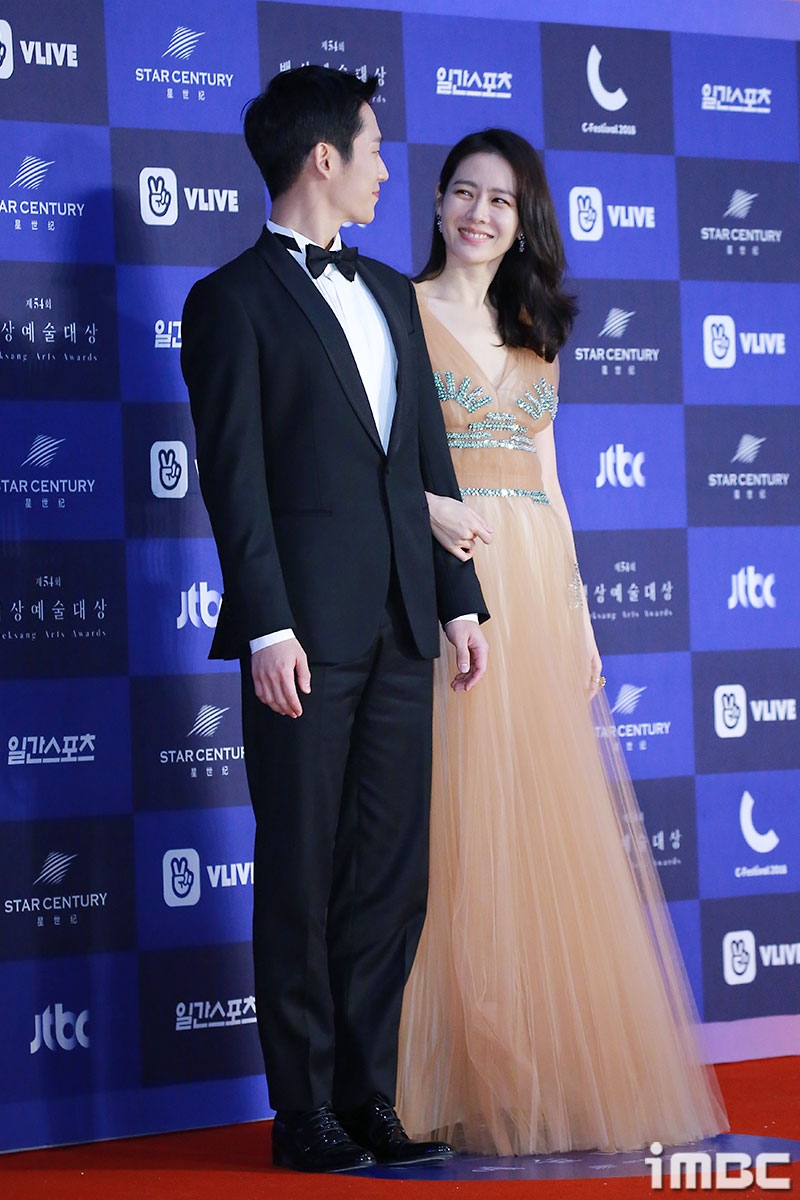 Dàn sao trên thảm đỏ lễ trao giải Baeksang 2018